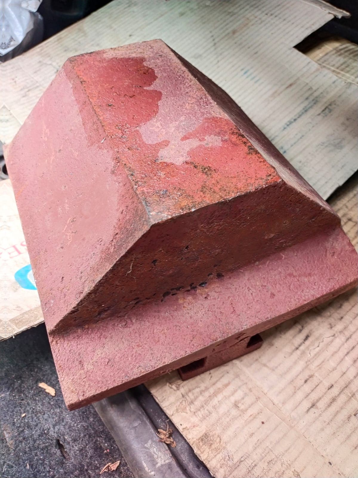 Cast trapezoidal industrial block component