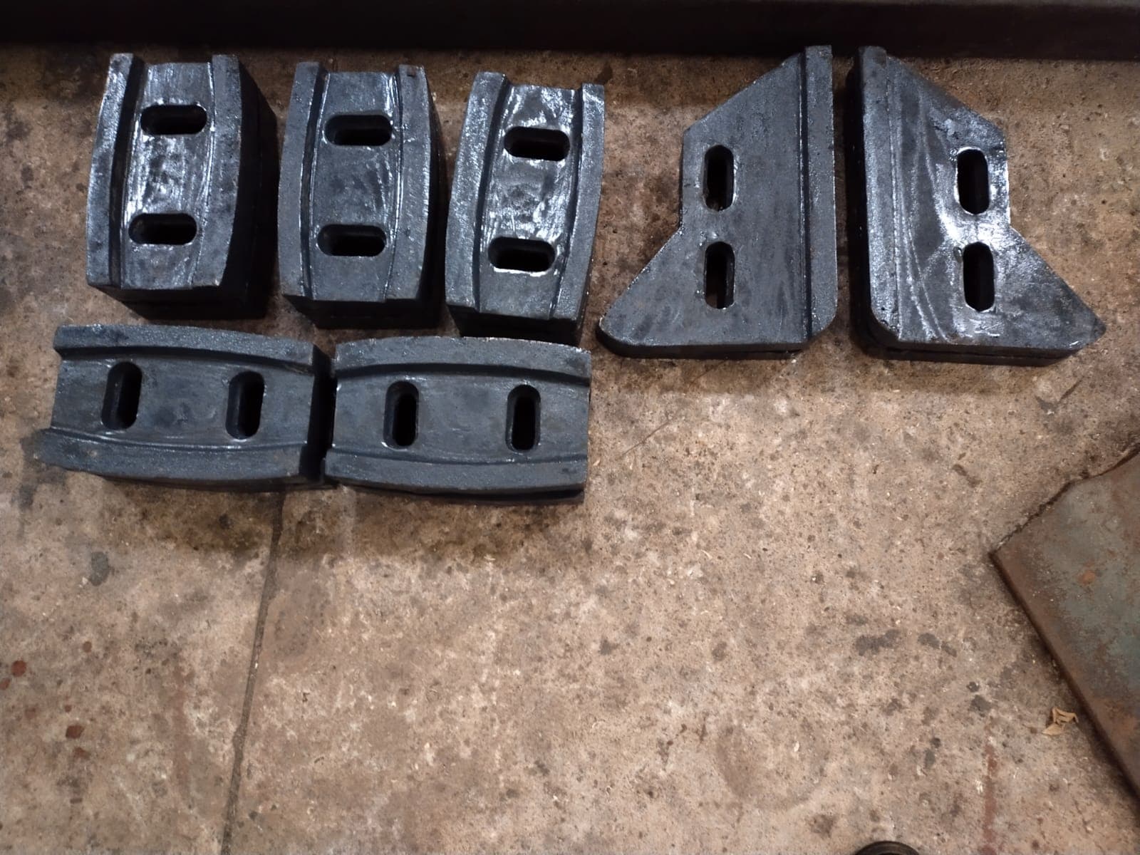 Industrial mounting blocks with oblong bolt slots
