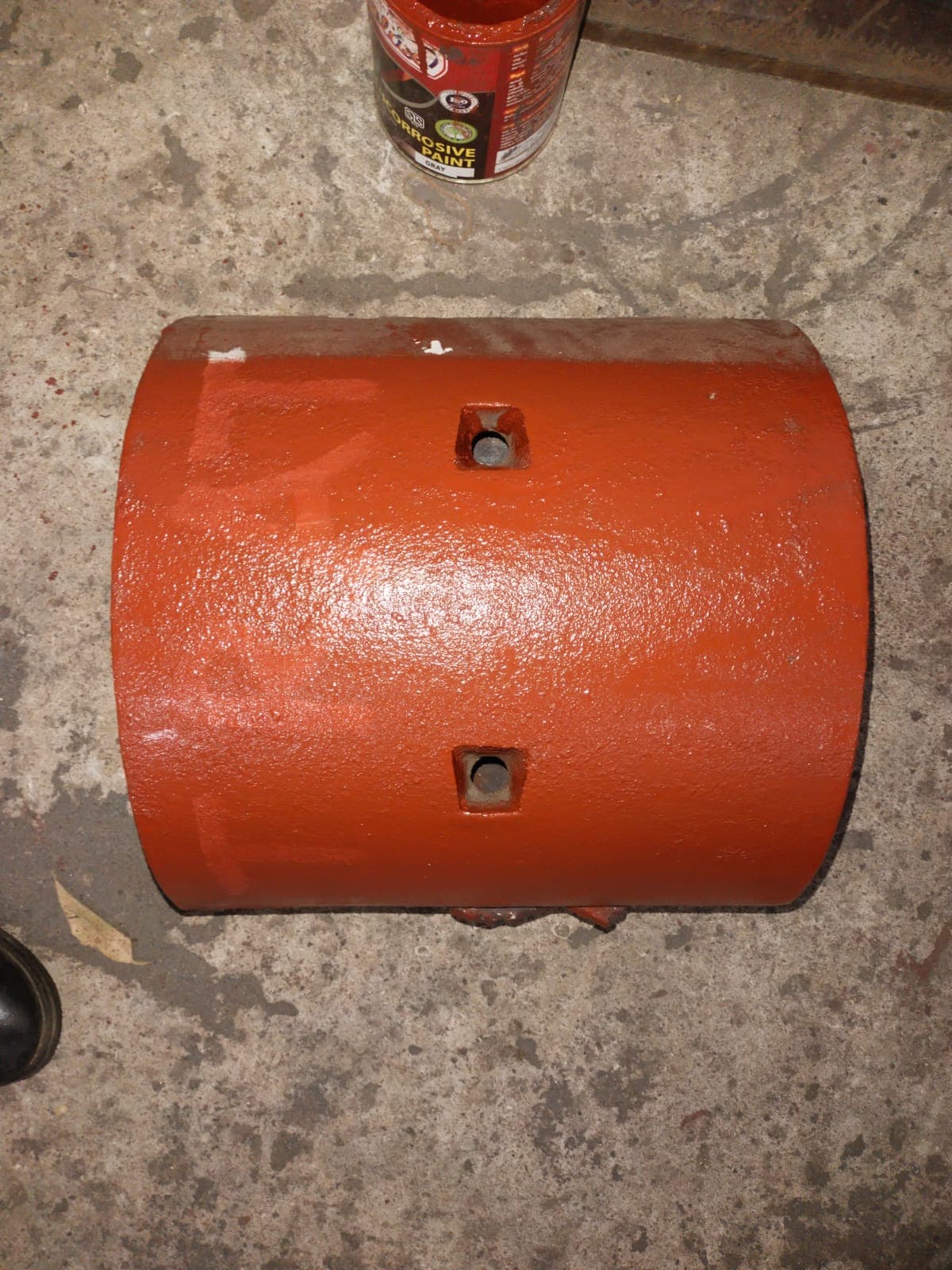 Curved wear liner plate with protective primer coating